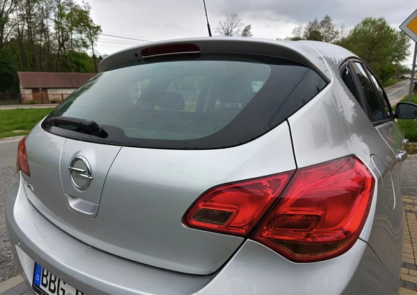 Opel Astra cena 28500 przebieg: 133000, rok produkcji 2010 z Połaniec małe 631